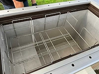 Retro ijswagen / mobiele diepvrieskar met zonneluifel - afbeelding 3 van  20