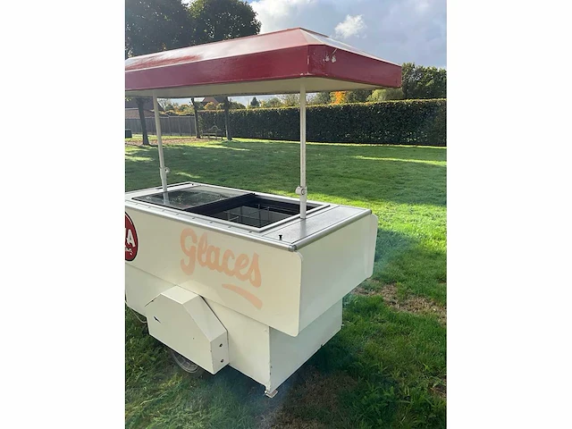 Retro ijswagen / mobiele diepvrieskar met zonneluifel - afbeelding 12 van  20