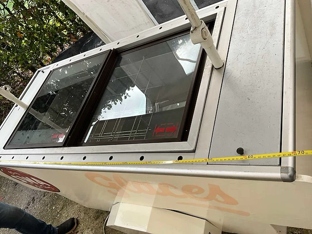 Retro ijswagen / mobiele diepvrieskar met zonneluifel - afbeelding 17 van  20