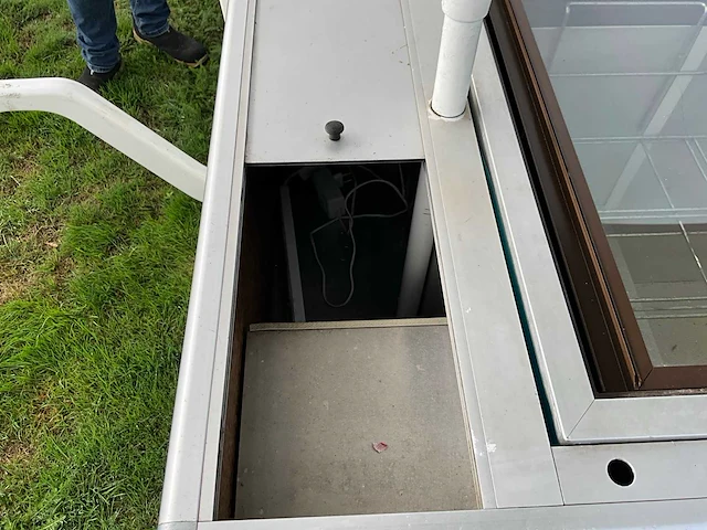 Retro ijswagen / mobiele diepvrieskar met zonneluifel - afbeelding 19 van  20