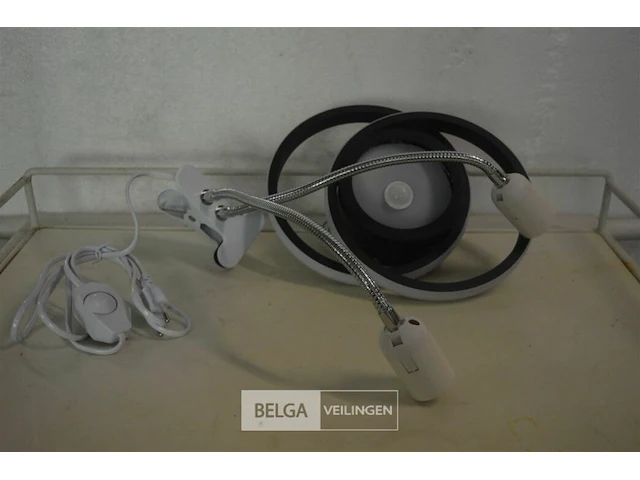 Retro lamp en moderne lamp - afbeelding 1 van  5