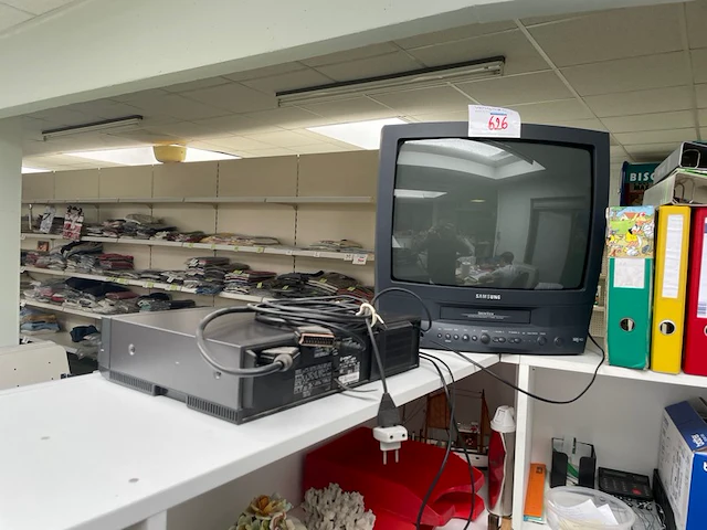 Retro samsung tv met cassetterecorder - afbeelding 1 van  8