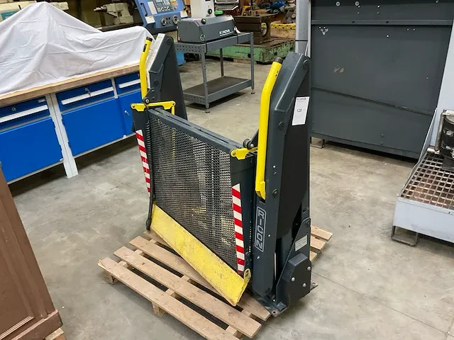 Ricon k2010 bestelwagen rolstoellift - afbeelding 1 van  6