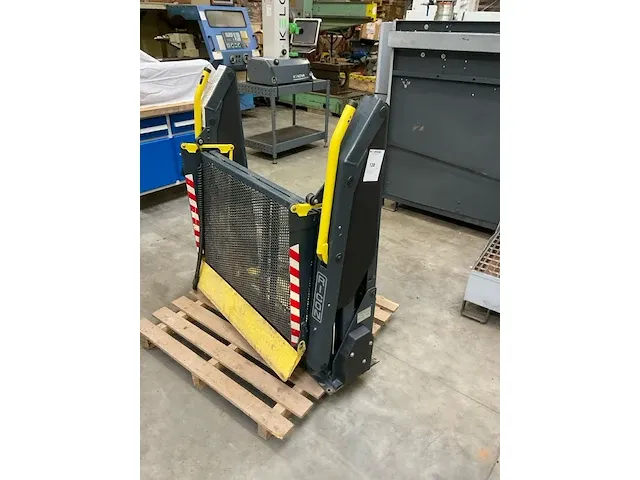 Ricon k2010 bestelwagen rolstoellift - afbeelding 2 van  6