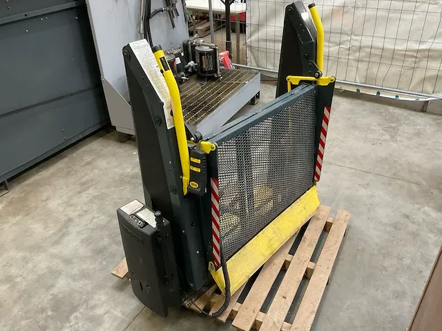 Ricon k2010 bestelwagen rolstoellift - afbeelding 6 van  6