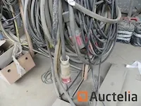 Riemen, lege vaten, pompen, smeerblikjes, kabels, wastafels,... - afbeelding 2 van  11