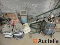 Riemen, lege vaten, pompen, smeerblikjes, kabels, wastafels,... - afbeelding 3 van  11