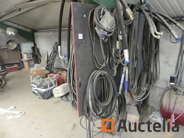 Riemen, lege vaten, pompen, smeerblikjes, kabels, wastafels,... - afbeelding 1 van  11