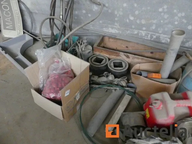 Riemen, lege vaten, pompen, smeerblikjes, kabels, wastafels,... - afbeelding 5 van  11