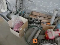Riemen, lege vaten, pompen, smeerblikjes, kabels, wastafels,... - afbeelding 5 van  11