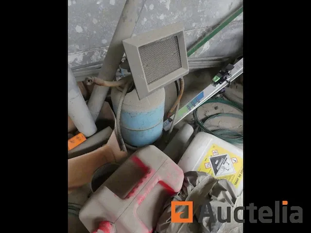 Riemen, lege vaten, pompen, smeerblikjes, kabels, wastafels,... - afbeelding 6 van  11