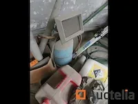 Riemen, lege vaten, pompen, smeerblikjes, kabels, wastafels,... - afbeelding 6 van  11