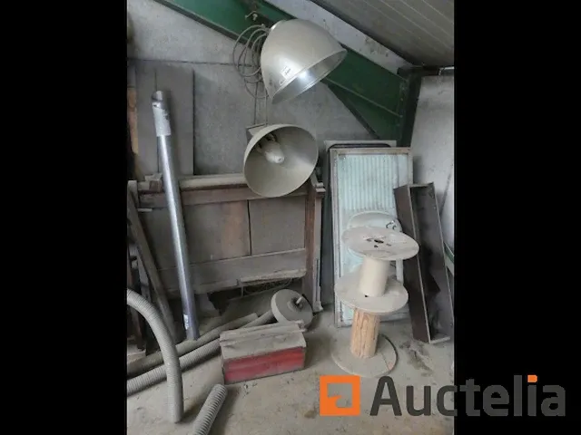 Riemen, lege vaten, pompen, smeerblikjes, kabels, wastafels,... - afbeelding 7 van  11