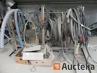Riemen, lege vaten, pompen, smeerblikjes, kabels, wastafels,... - afbeelding 9 van  11