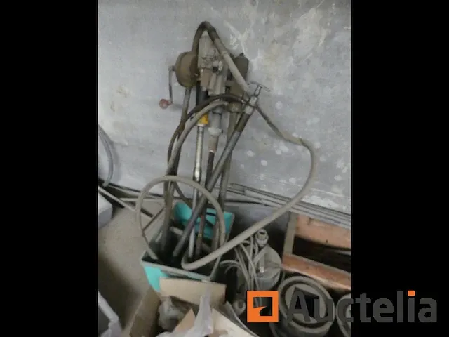 Riemen, lege vaten, pompen, smeerblikjes, kabels, wastafels,... - afbeelding 11 van  11