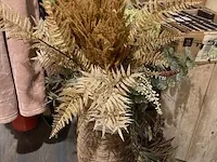 Rieten mand met imitatiebloemen - afbeelding 1 van  6