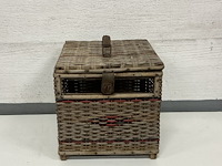 Rieten oude duivenmand met ijzeren handvat en slot - afbeelding 1 van  3