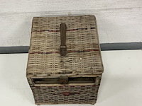 Rieten oude duivenmand met ijzeren handvat en slot - afbeelding 2 van  3