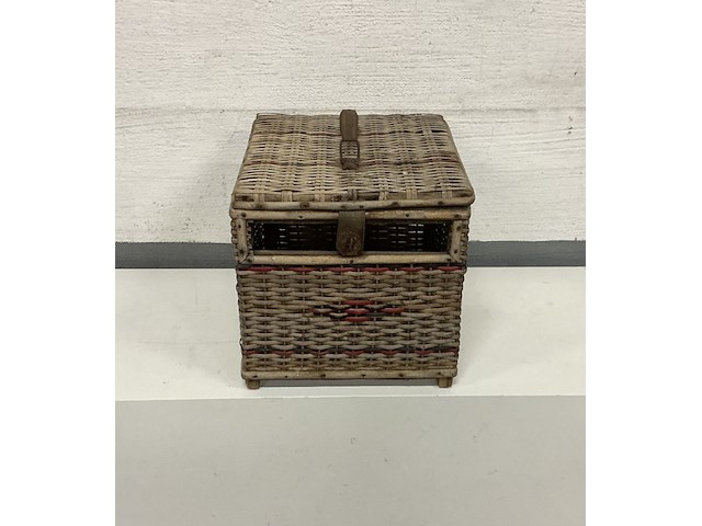 Rieten oude duivenmand met ijzeren handvat en slot - afbeelding 3 van  3