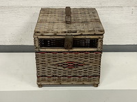 Rieten oude duivenmand met ijzeren handvat en slot - afbeelding 3 van  3