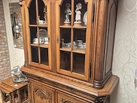 Rijkelijk uitgestoken eetkamer bestaande uit dressoir, vitrinekast, tafel en 6 stoelen - afbeelding 1 van  12