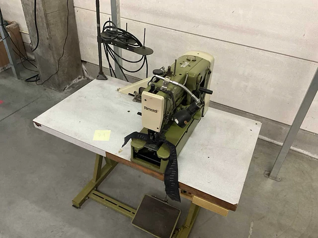 Rimoldi knoopsgatenmachine type 800-150 - afbeelding 1 van  8