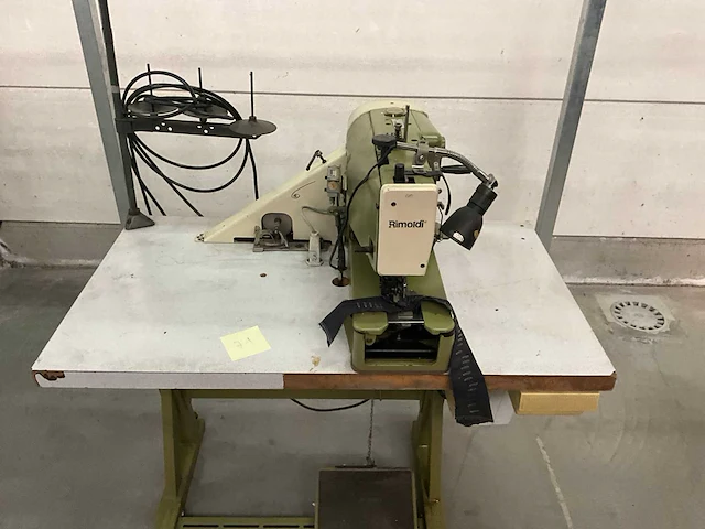Rimoldi knoopsgatenmachine type 800-150 - afbeelding 2 van  8