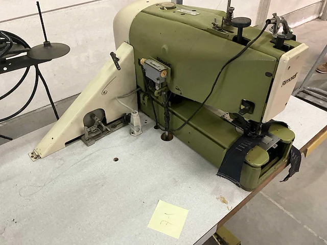 Rimoldi knoopsgatenmachine type 800-150 - afbeelding 4 van  8