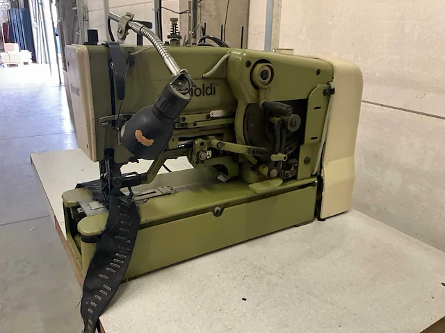 Rimoldi knoopsgatenmachine type 800-150 - afbeelding 6 van  8