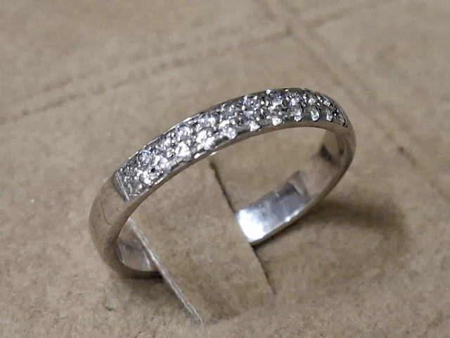 Ring met kleine steentjes - afbeelding 1 van  3
