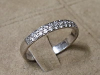 Ring met kleine steentjes - afbeelding 1 van  3