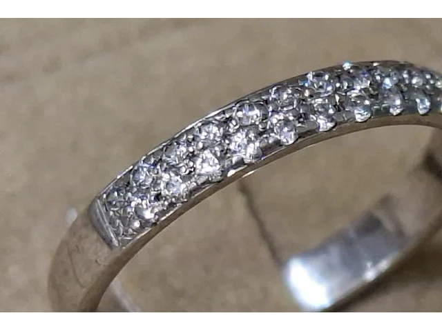 Ring met kleine steentjes - afbeelding 2 van  3