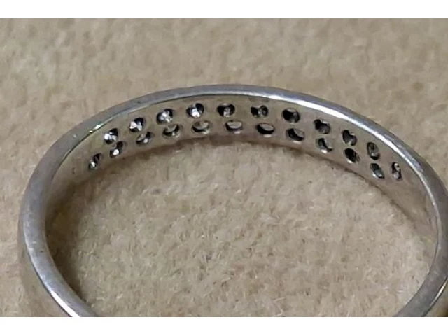 Ring met kleine steentjes - afbeelding 3 van  3