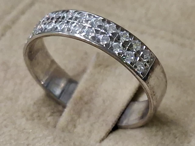 Ring met kleine steentjes - afbeelding 1 van  3