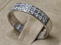 Ring met kleine steentjes - afbeelding 1 van  3
