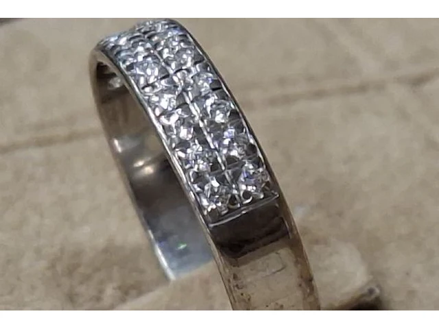 Ring met kleine steentjes - afbeelding 2 van  3