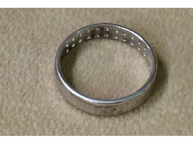 Ring met kleine steentjes - afbeelding 3 van  3