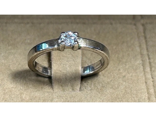 Ring met steentje - afbeelding 1 van  5