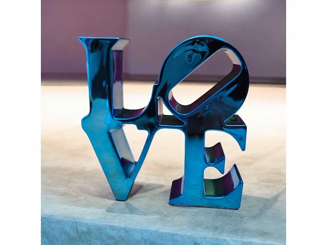 Robert indiana - love sculpture (blauw) - afbeelding 1 van  6