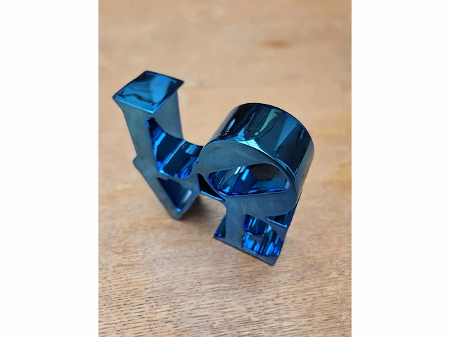 Robert indiana - love sculpture (blauw) - afbeelding 6 van  6