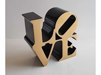 Robert indiana - love sculpture (goud, zwart) - afbeelding 1 van  2