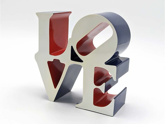 Robert indiana - love sculpture (rood, blauw en wit) - afbeelding 1 van  10