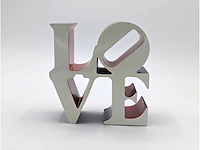 Robert indiana - love sculpture (rood, blauw en wit) - afbeelding 4 van  10