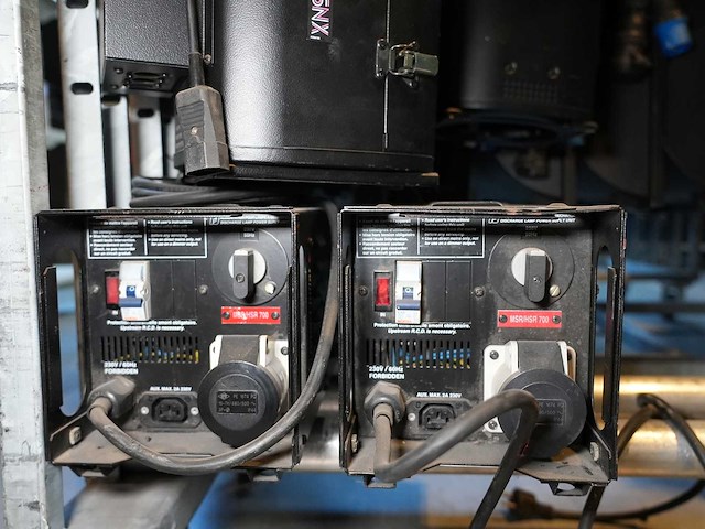 Robert juliat - 3 x pierrot snx414 + 2 x ballast - afbeelding 2 van  2