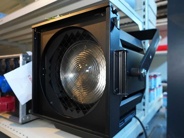Robert juliat - 325lf - 2k/2.5k tungsten cin'k spotlight fresnel 250mm g22 - afbeelding 1 van  2