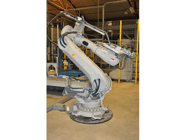 Robot abb ab + 2 rotating platform + brushing machine + belt conveyor - afbeelding 1 van  10