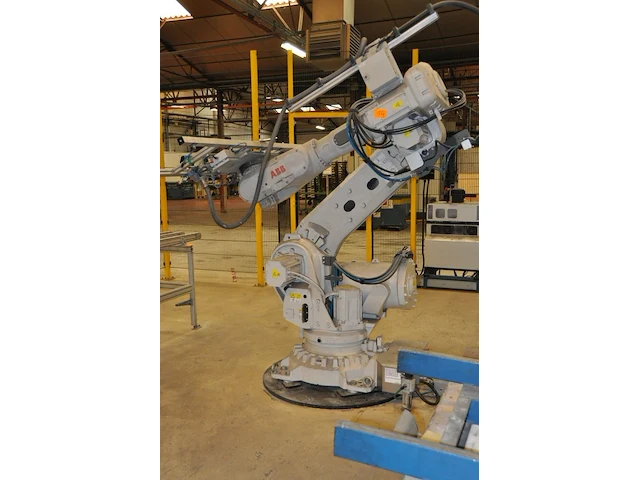 Robot abb ab + 2 rotating platform + brushing machine + belt conveyor - afbeelding 6 van  10