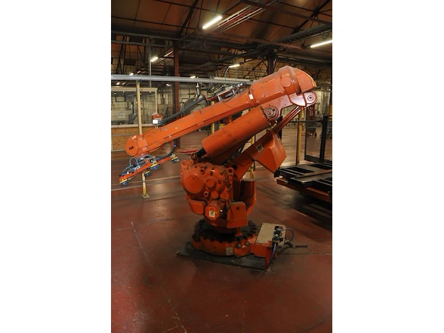 Robot abb incl. loading station & belt conveyor - afbeelding 1 van  8