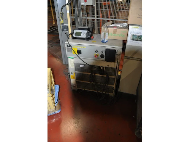 Robot abb incl. loading station & belt conveyor - afbeelding 2 van  8