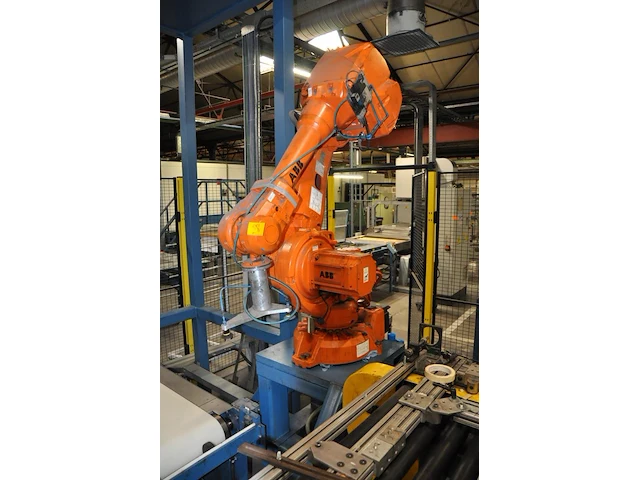 Robot abb with controller - afbeelding 1 van  4